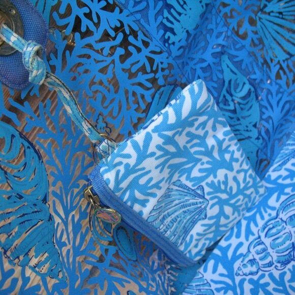 Lilly Pulitzer Large PVS Seashell Print Tote Beach Bag - Picture 10 of 15